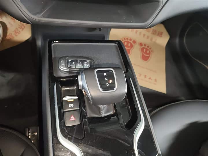 Фото 14 - Hongqi E-QM5