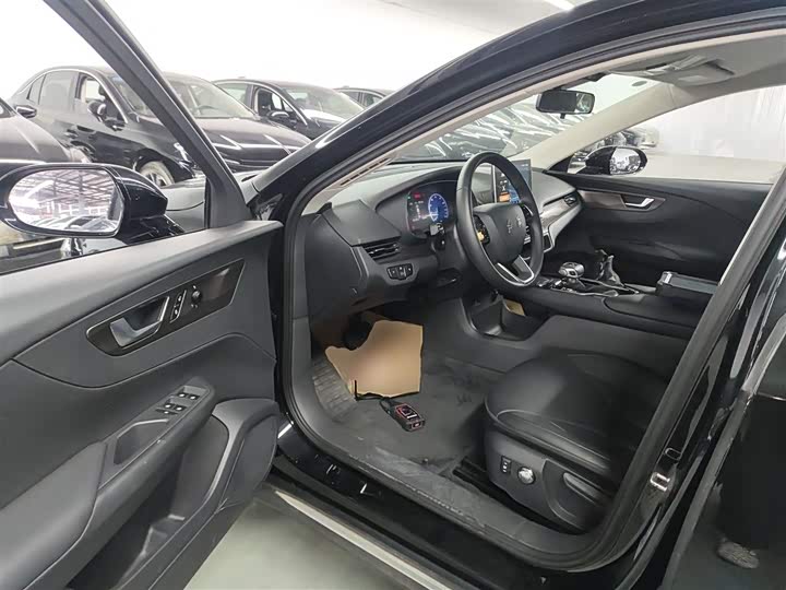 Фото 16 - Hongqi E-QM5