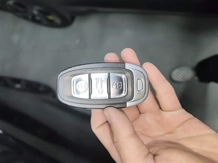 Фото 9 - Hongqi E-QM5