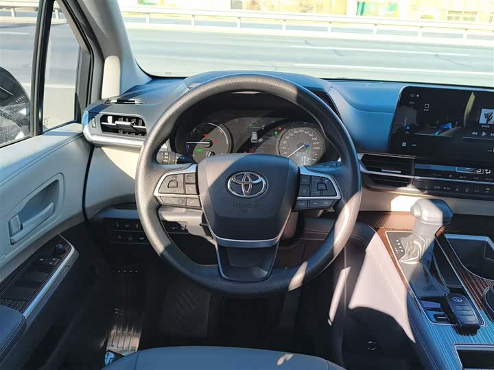 Фото 11 - Toyota Granvia