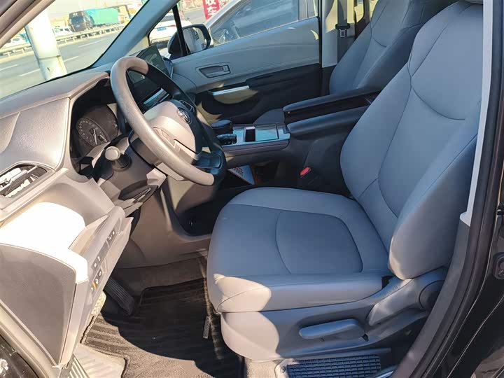 Фото 15 - Toyota Granvia