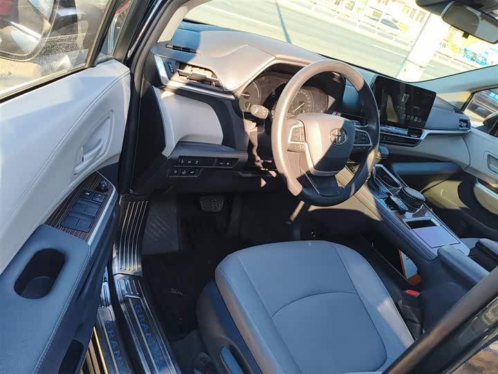 Фото 16 - Toyota Granvia