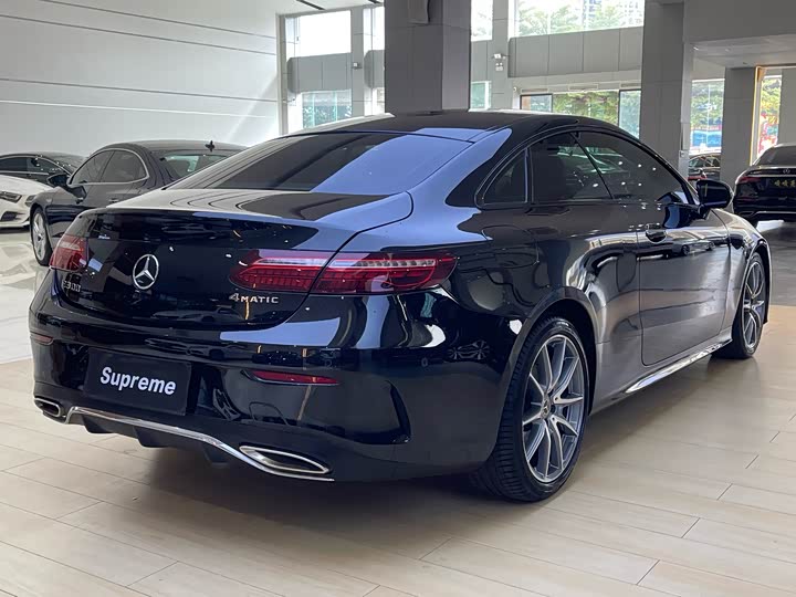 Фото 10 - Mercedes-Benz E-Class