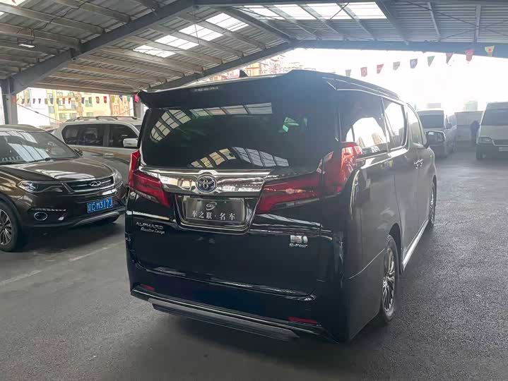 Фото 4 - Toyota Alphard