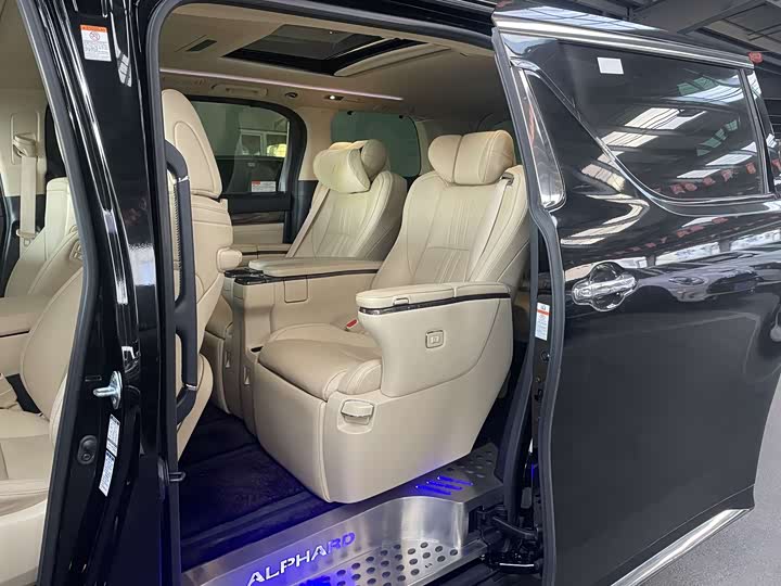 Фото 9 - Toyota Alphard