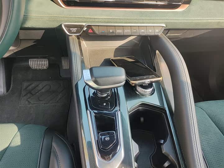 Фото 14 - Geely Monjaro