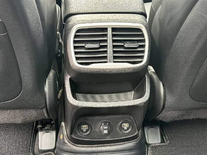 Фото 18 - Hyundai Santa Fe