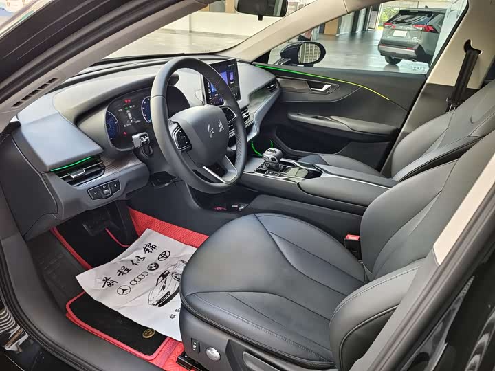 Фото 4 - Hongqi E-QM5