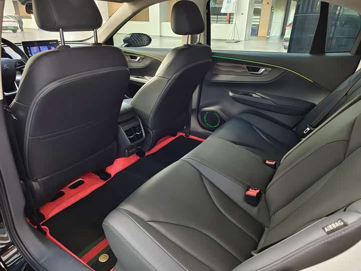 Фото 6 - Hongqi E-QM5