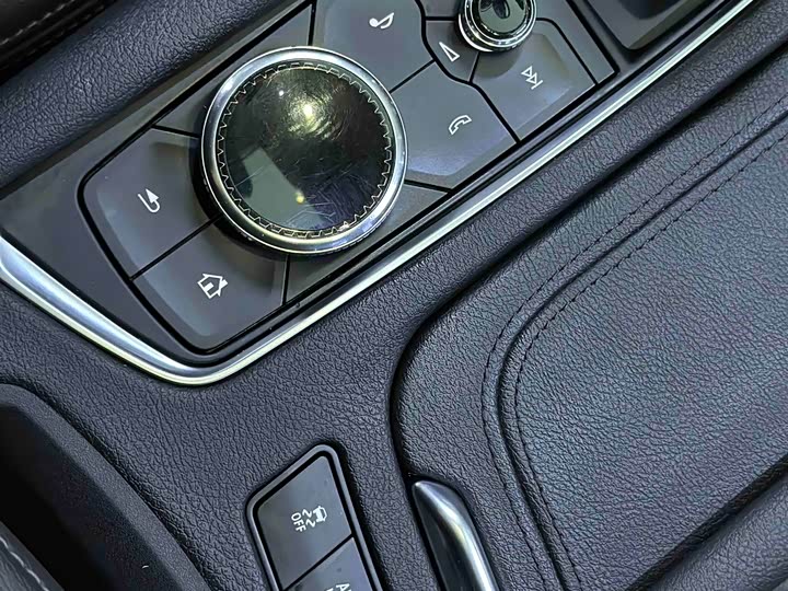 Фото 10 - Cadillac XT6