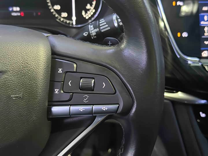 Фото 13 - Cadillac XT6