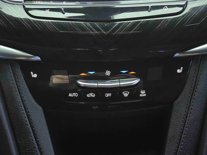 Фото 17 - Cadillac XT6