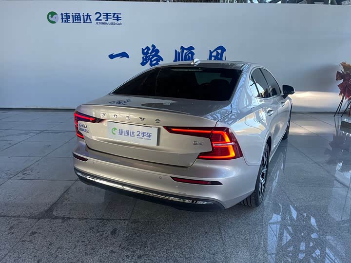 Фото 4 - Volvo S60