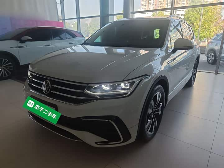 Фото 1 - Volkswagen Tiguan L Pro