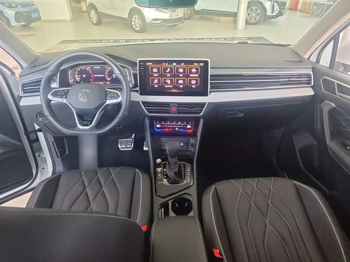 Фото 10 - Volkswagen Tiguan L Pro