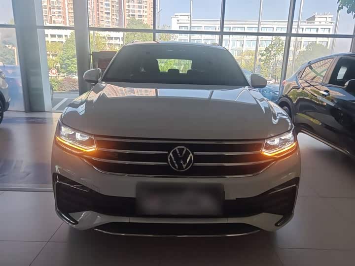 Фото 3 - Volkswagen Tiguan L Pro