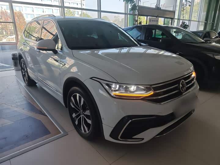 Фото 4 - Volkswagen Tiguan L Pro