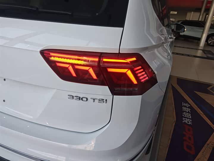 Фото 8 - Volkswagen Tiguan L Pro