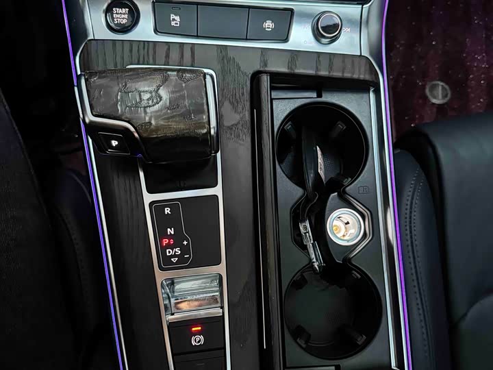 Фото 17 - Audi A6L