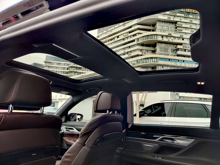 Фото 15 - BMW 7 Series