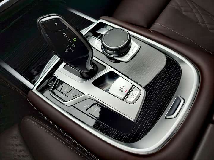 Фото 17 - BMW 7 Series