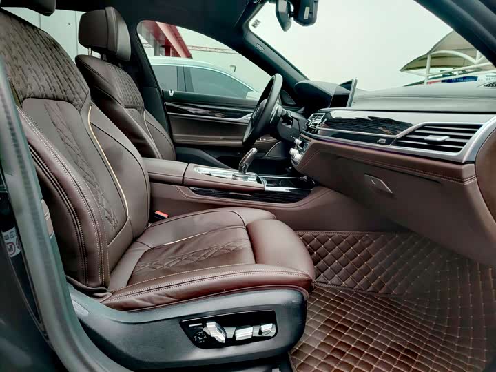 Фото 20 - BMW 7 Series