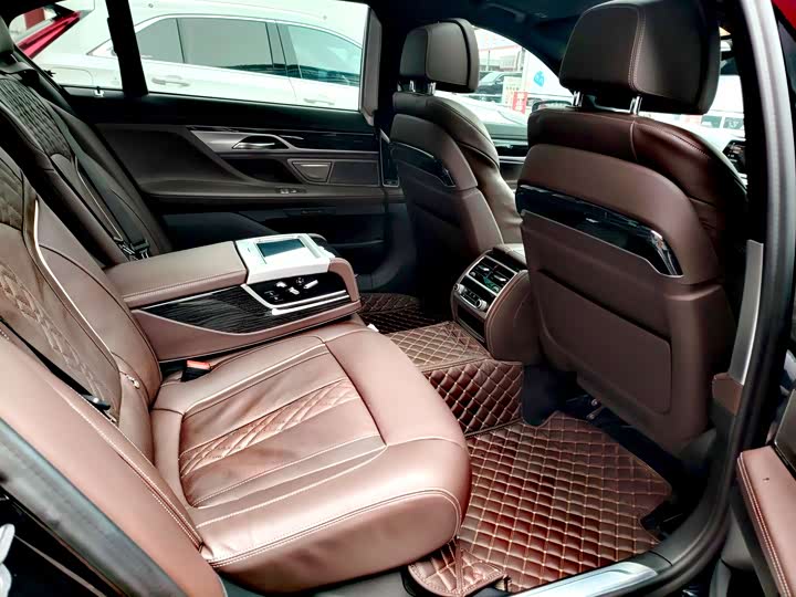 Фото 21 - BMW 7 Series