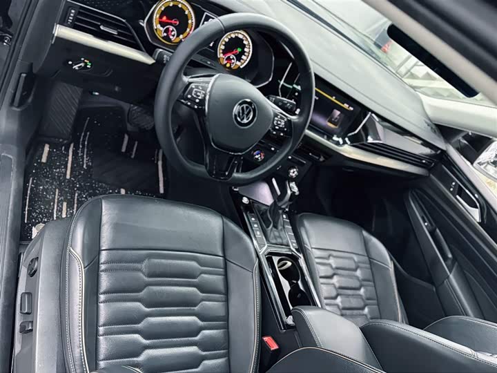 Фото 14 - Volkswagen Passat