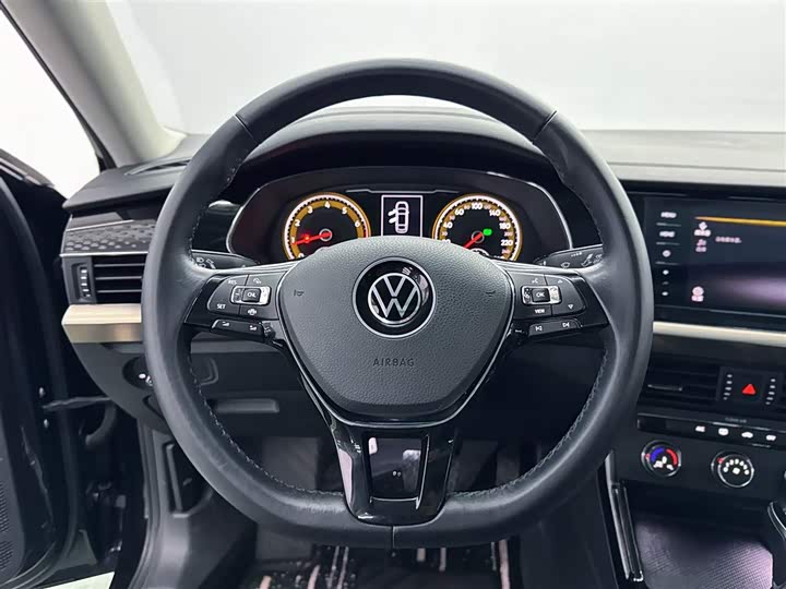 Фото 16 - Volkswagen Passat