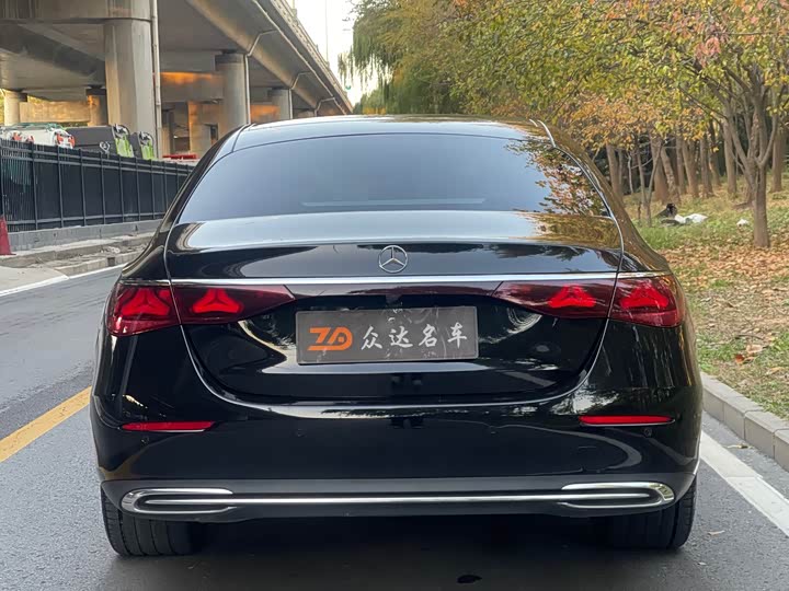 Фото 15 - Mercedes-Benz E-Class