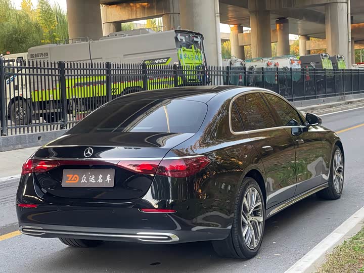 Фото 16 - Mercedes-Benz E-Class