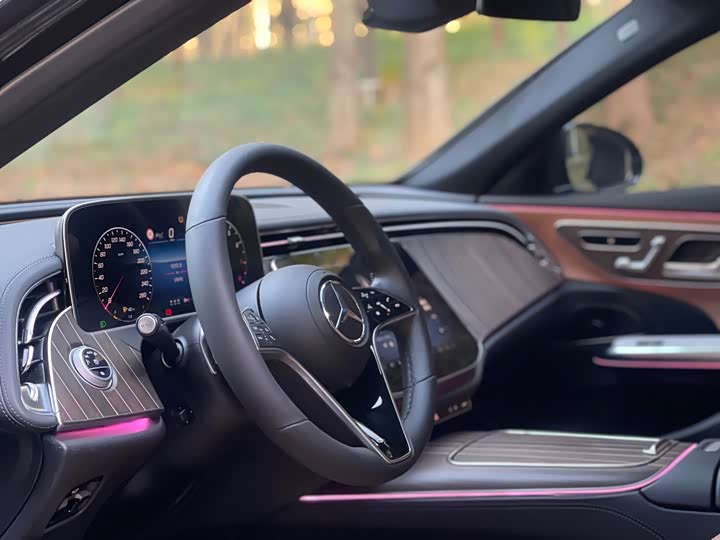 Фото 4 - Mercedes-Benz E-Class