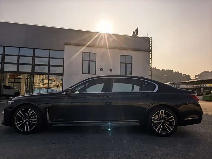 Фото 4 - BMW 7 Series