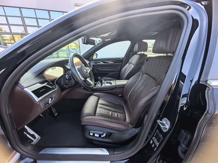 Фото 8 - BMW 7 Series