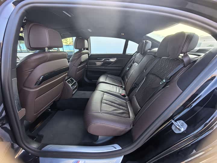 Фото 9 - BMW 7 Series