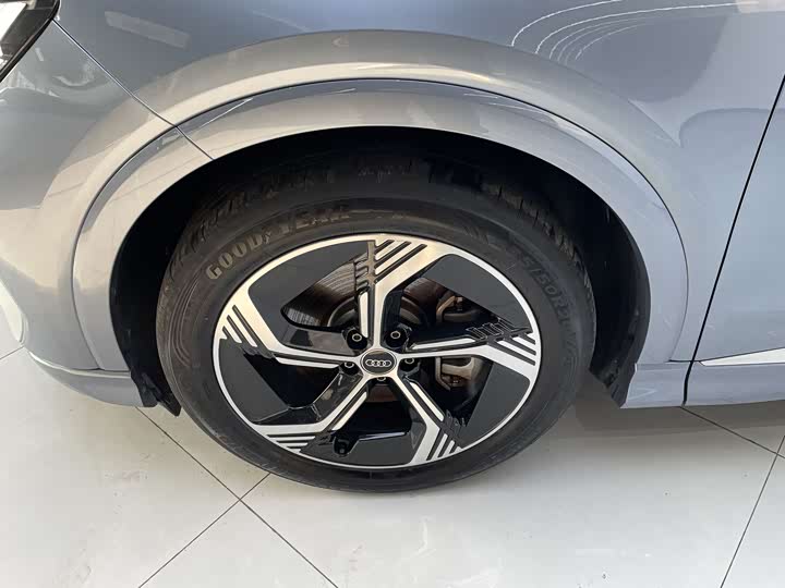 Фото 13 - Audi Q4 e-tron