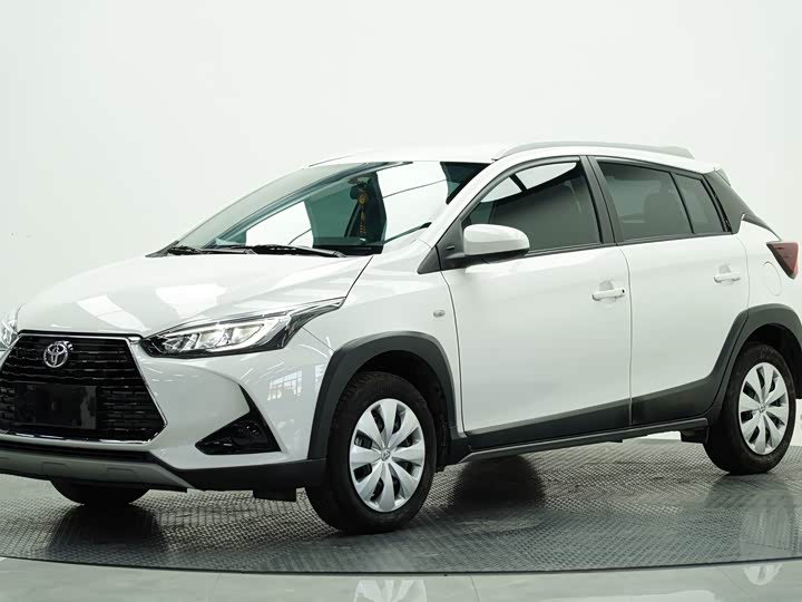 Фото 1 - Toyota Yaris L Hatchback