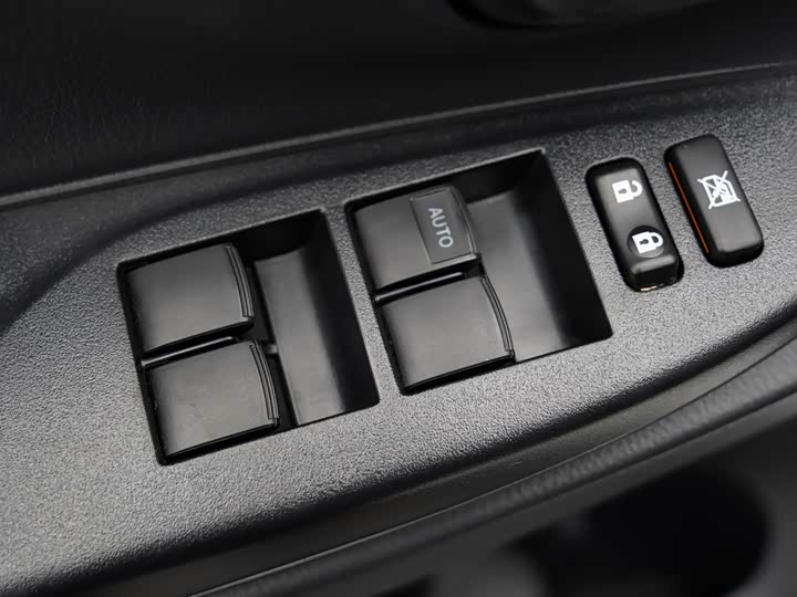 Фото 10 - Toyota Yaris L Hatchback