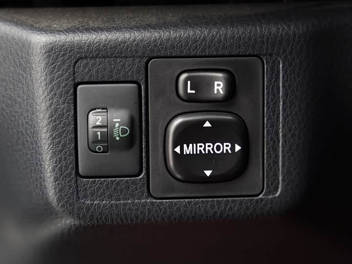 Фото 11 - Toyota Yaris L Hatchback