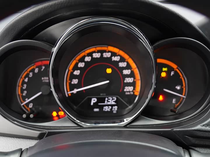 Фото 12 - Toyota Yaris L Hatchback