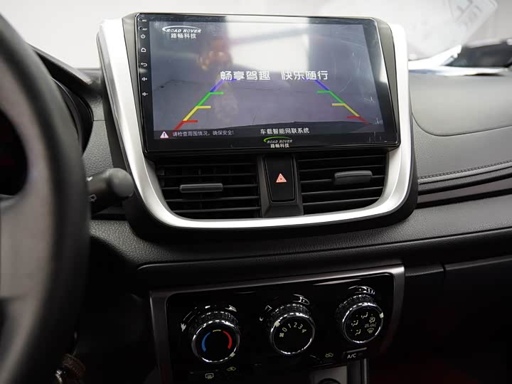 Фото 14 - Toyota Yaris L Hatchback