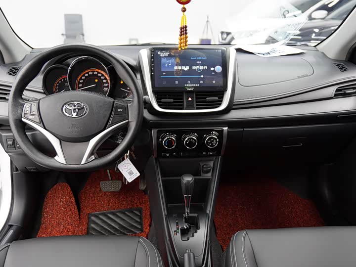 Фото 15 - Toyota Yaris L Hatchback