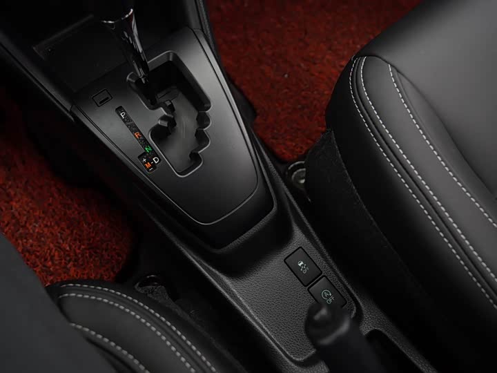 Фото 16 - Toyota Yaris L Hatchback