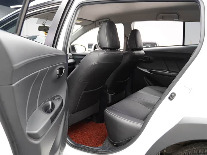 Фото 18 - Toyota Yaris L Hatchback