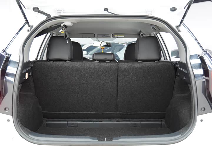 Фото 19 - Toyota Yaris L Hatchback