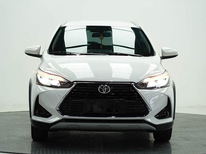 Фото 2 - Toyota Yaris L Hatchback