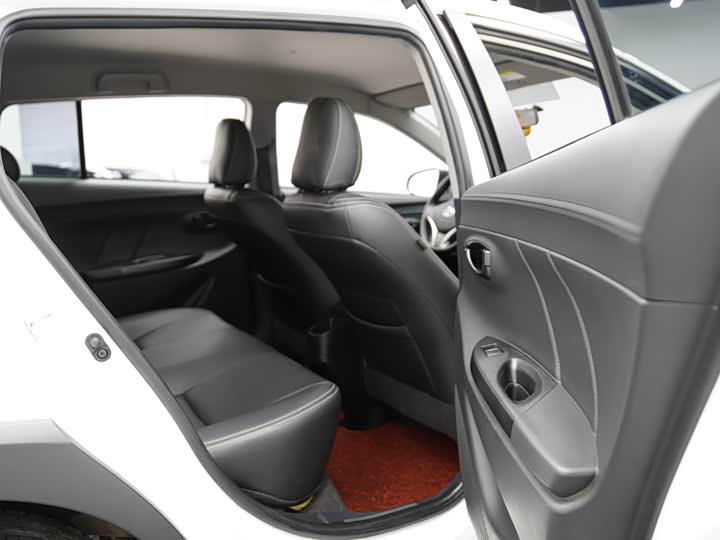 Фото 20 - Toyota Yaris L Hatchback