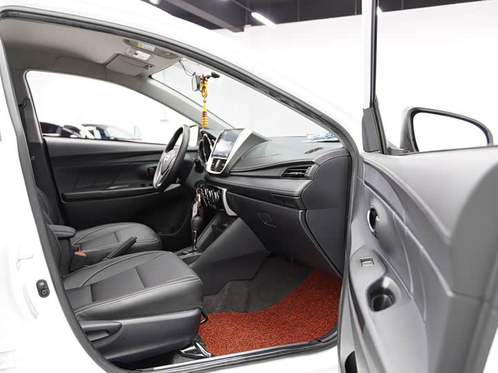 Фото 21 - Toyota Yaris L Hatchback