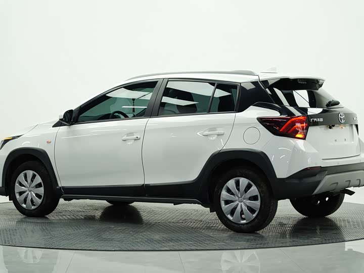 Фото 3 - Toyota Yaris L Hatchback