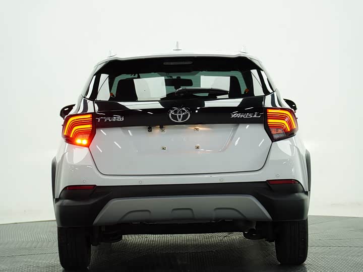 Фото 4 - Toyota Yaris L Hatchback